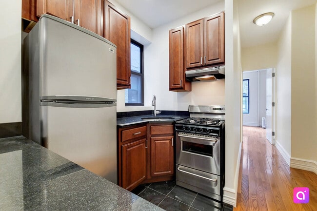 Building Photo - 209 W 80th St