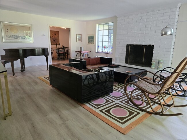 Foto del edificio - 6 Summer Hill Rd