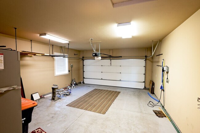 Foto del edificio - Townhouse located near Canyon Rim Parkway and tons of shopping