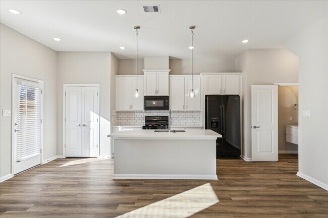 Foto del edificio - 8127 Esther Acres Ln