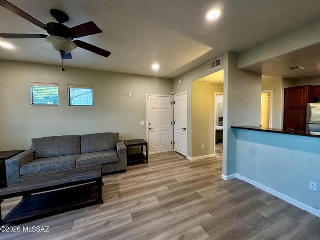 Foto del edificio - 2550 E River Rd