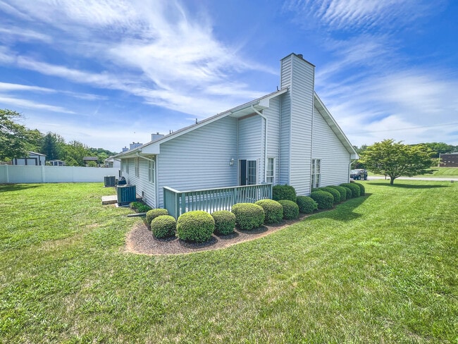 Building Photo - 2138 Valley Dr