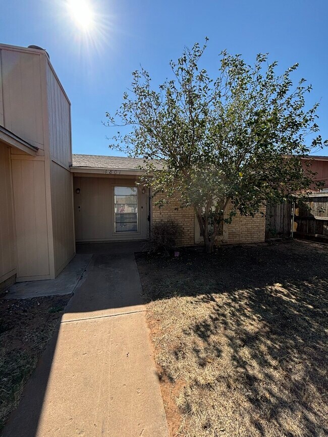 Foto del edificio - 1 bed 1 bath duplex unit, private backyard...