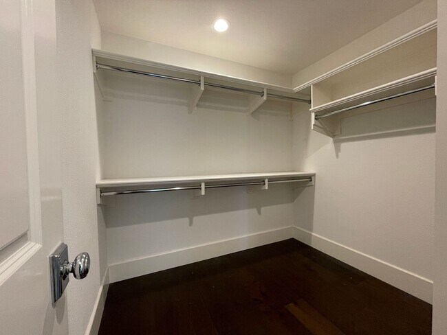Foto del edificio - Fremont - Spacious 4-Bed, 3 1/2 Bath Tri L...