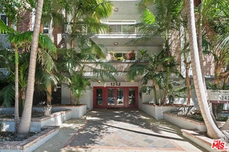 Building Photo - 1242 S Barrington Ave