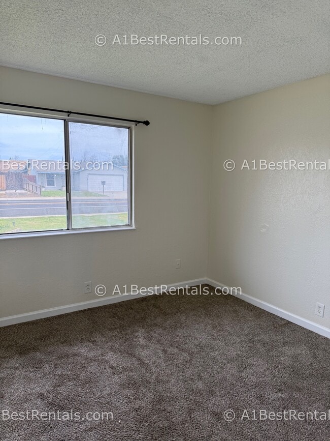 Building Photo - 683 Alpine Ave