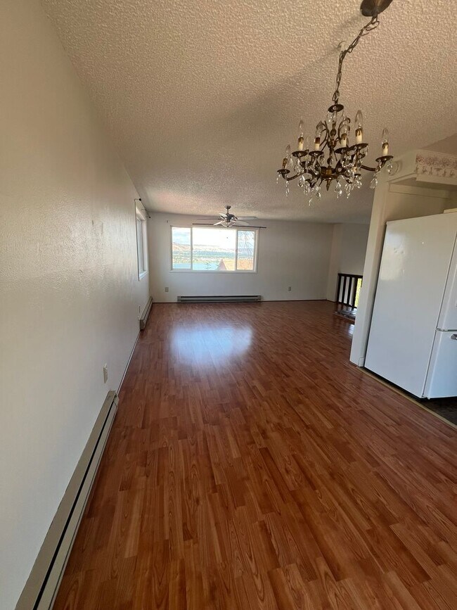 Building Photo - 4 Bedroom, 2 Bathroom Home - With Large Bo...