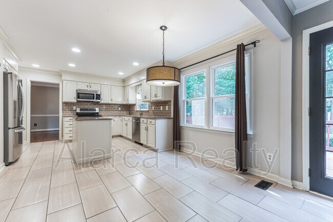Building Photo - 2520 Oxborough Dr