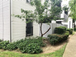 Building Photo - 7200 Clarewood Dr