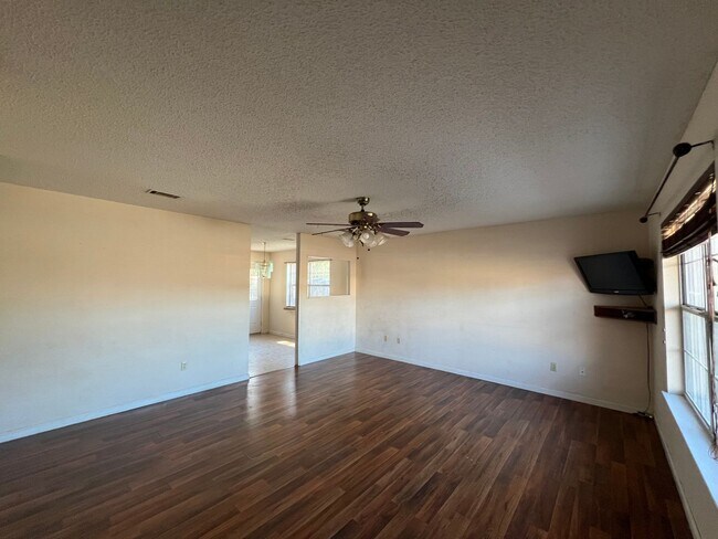 Building Photo - Home For Rent