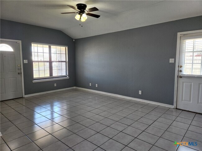 Building Photo - 5206 Daybreak Cir