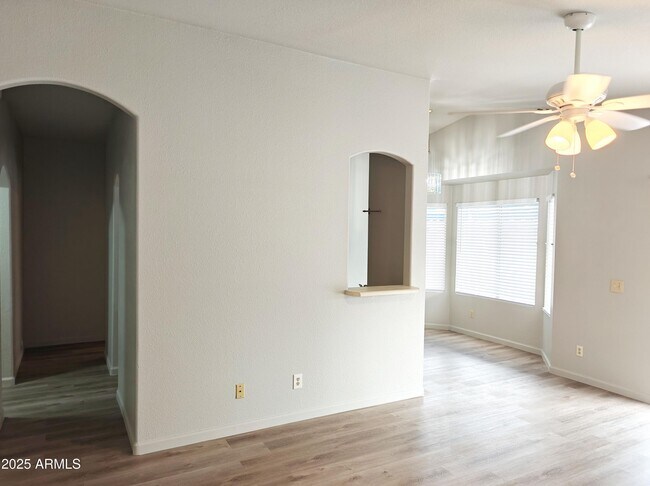 Foto del edificio - 8811 N 5th St