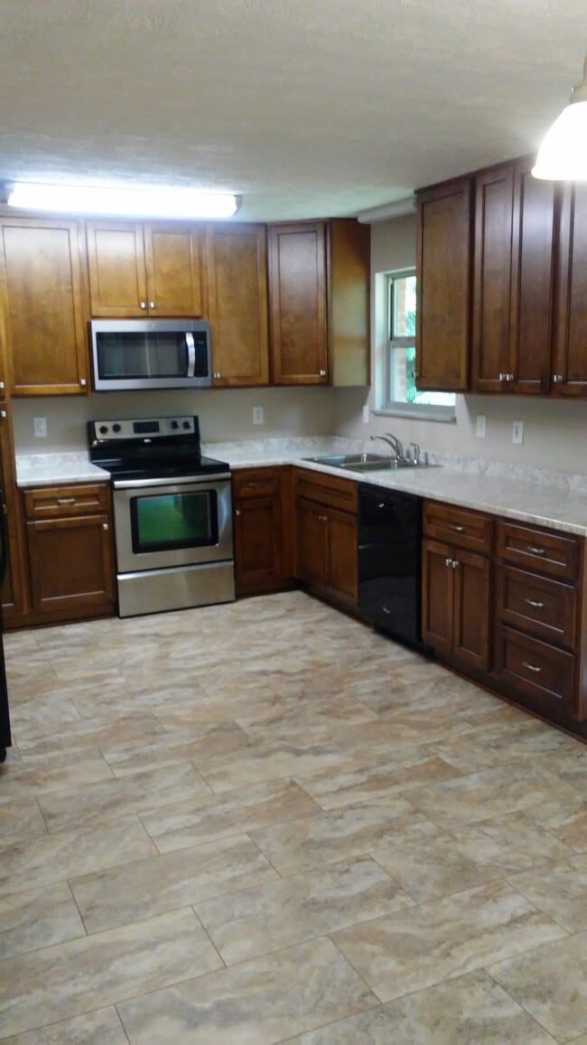 Building Photo - 909 Willow Dr