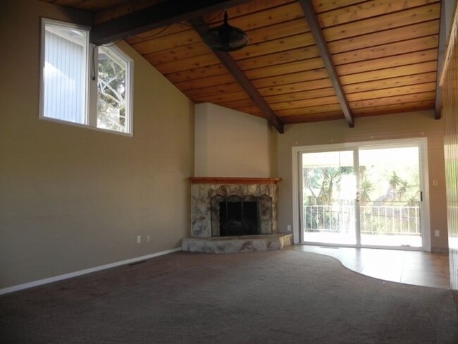 Building Photo - 3 Bed-2 Bath Split Level Home in La Mesa