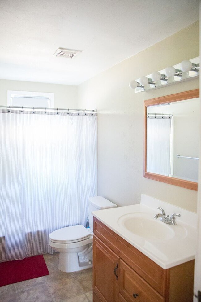 Foto del edificio - (OWE) 3 bed 2 bath home in Cal Young Neigh...