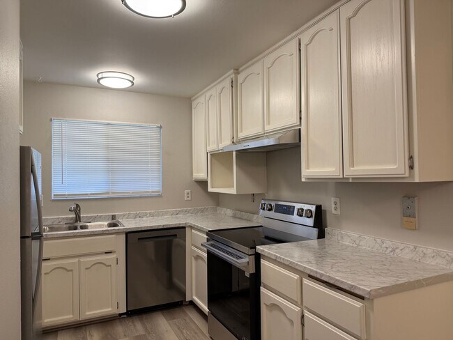 Foto del edificio - Beautiful and renovated 4 Bed 2 Bath in Sacramento!