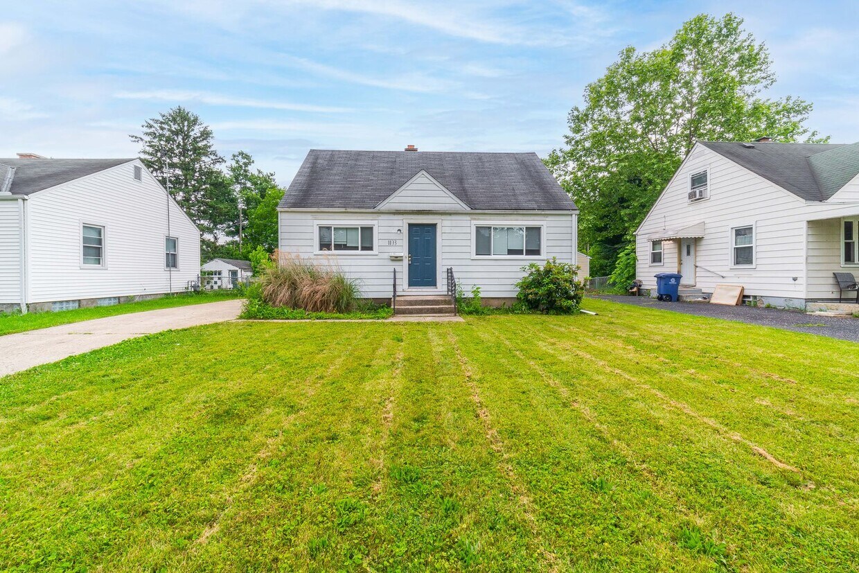 Foto principal - Charming Cape Cod Home in North Linden — 3...