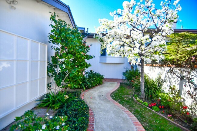 Building Photo - 4 White Water Dr