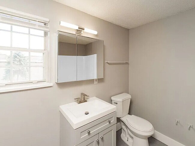 Building Photo - Bayshore Apartments