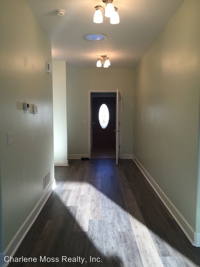 Building Photo - 690 E Primrose Cir
