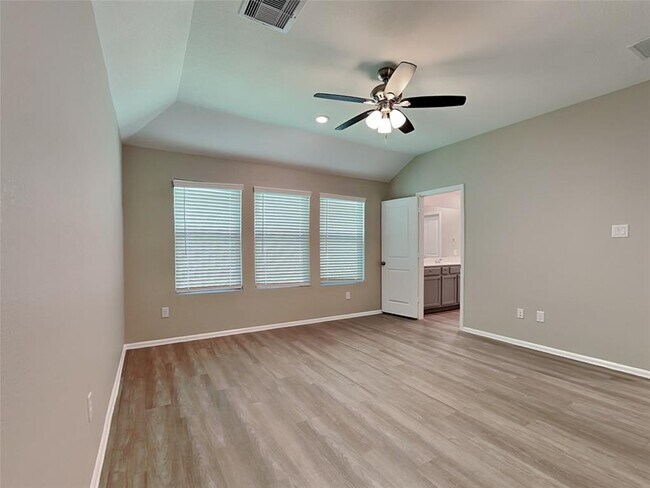 Building Photo - 10487 Pineland Dr