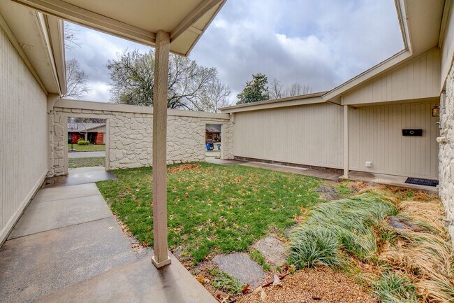Foto del edificio - Spacious 3 bed / 2 bath duplex unit lookin...