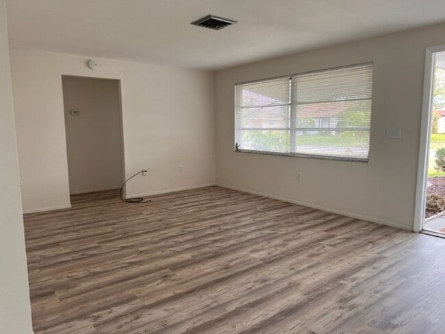 Building Photo - MOVE-IN READY!  2BR/2BA/1CG IN VENICE EAST