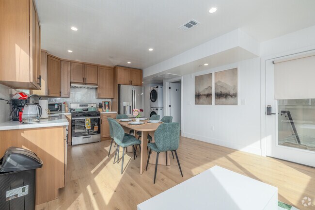 5 habitaciones, 5 baños - 1299 pies cuadrados - Cocina - 1223 W 37th Dr