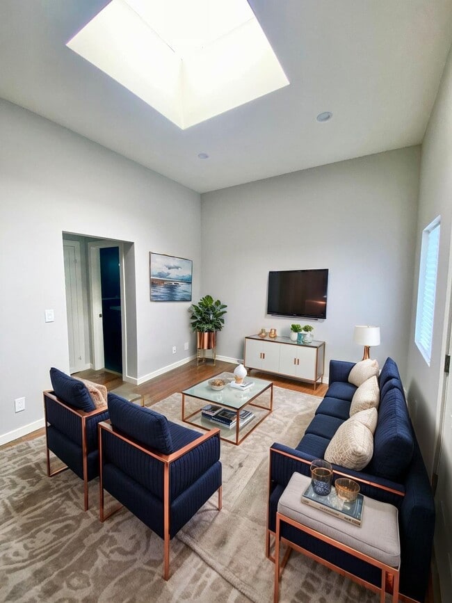 Building Photo - Sweet Spot Alert! Cozy 1 Bed in the Heart of LA