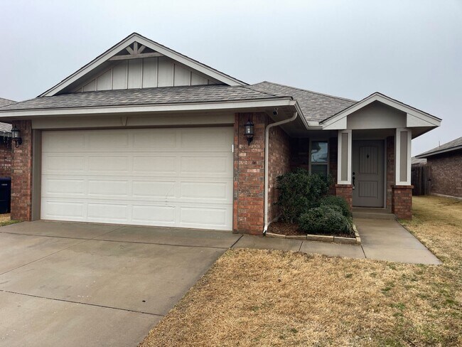 Foto del edificio - Luxury Vinyl plank and community amenities!  Beautiful 3/2/2 in Yukon!