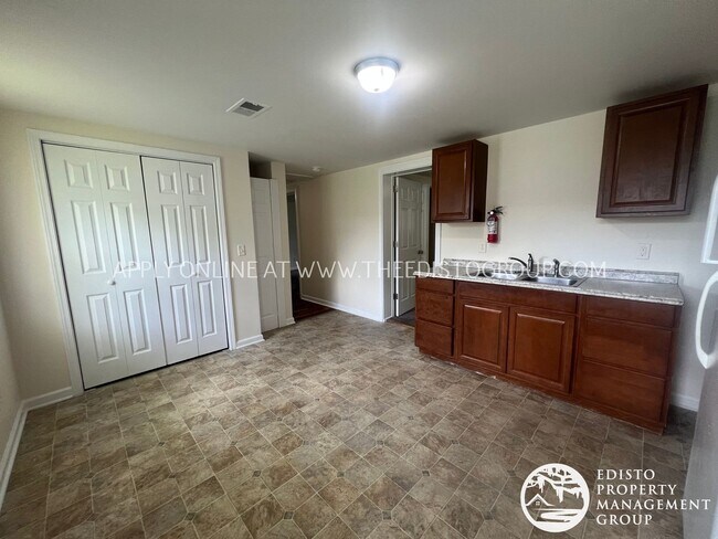 Foto del edificio - Charming 3BR Home with Screened Porch & Sp...