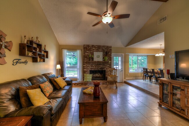 Building Photo - Immaculate 3 Bedroom - 2 Bath Home for Rent in Misty Oaks!