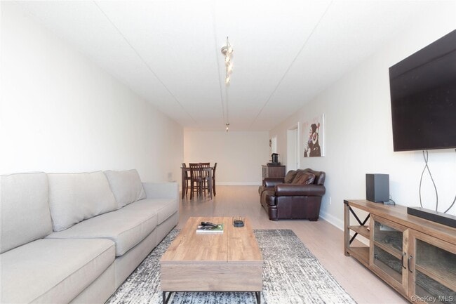 Foto del edificio - 4 Consulate Dr