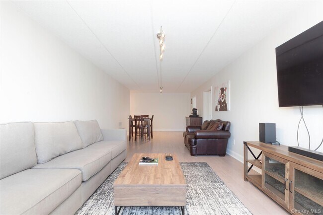 Building Photo - 4 Consulate Dr