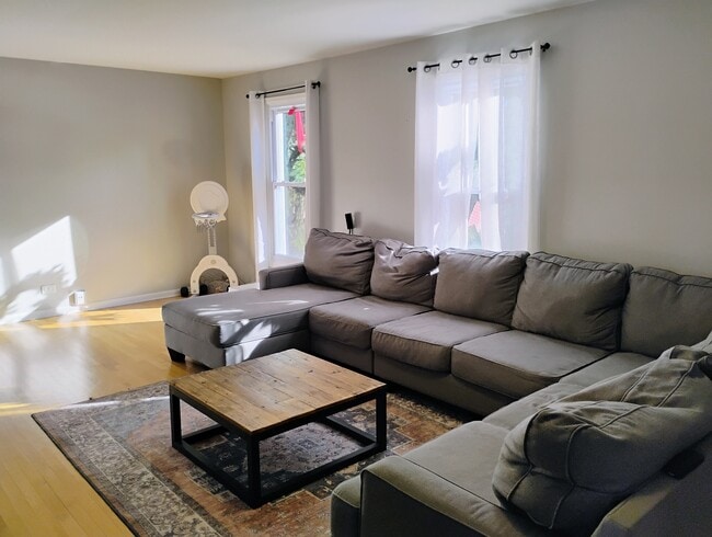 Foto del edificio - 4958 Oak Ln