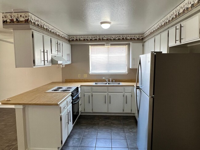 Building Photo - 3 bedroom/ 2 bath home, centrally located ...