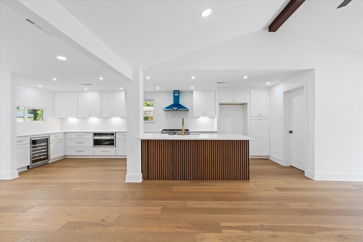 Foto principal - 10730 Wickersham Ln