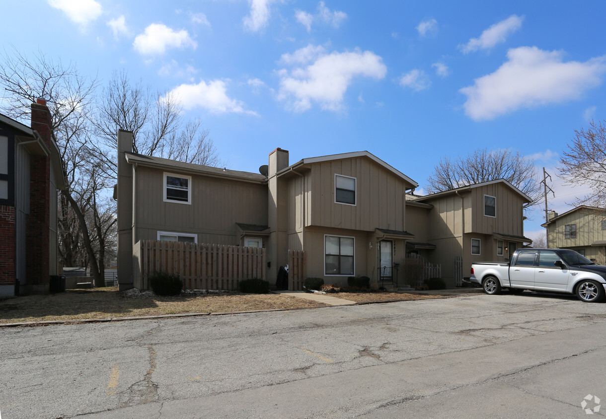 Primary Photo - River Oaks Townhomes