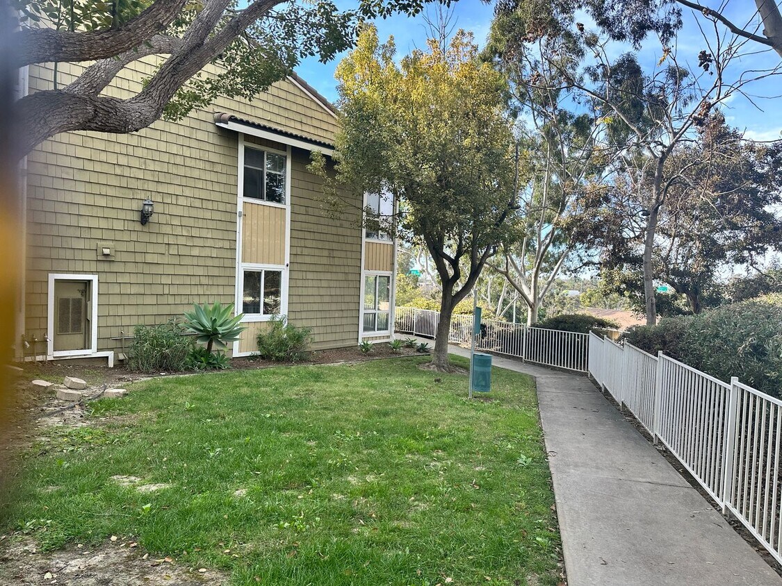 Primary Photo - Available Now! 3 bed/ 2 bath condo