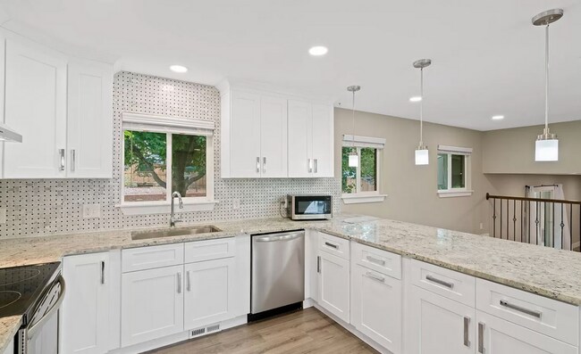 Foto del edificio - Modern 5 bed, 3.5 bath home in Lakewood!