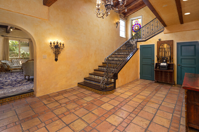 Building Photo - 809 N Roxbury Dr
