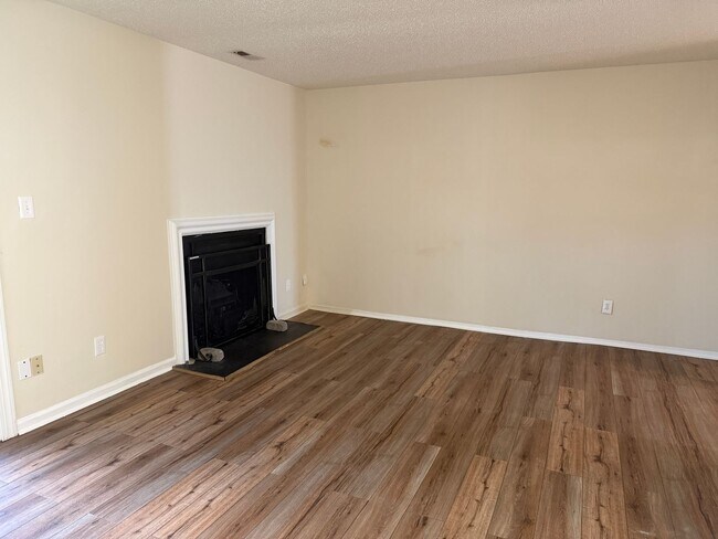 Foto del edificio - SCARBOROUGH SQUARE - Newly Renovated 3 Bedroom Townhouse