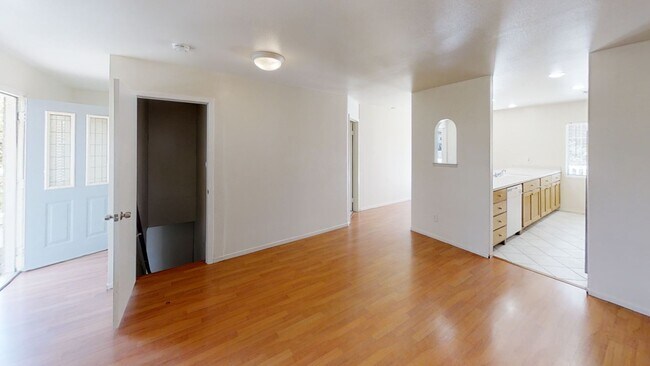 Foto del edificio - 7BD/3BA, Large Decks! (Lease out, pending signatures. Check back in a few days!)