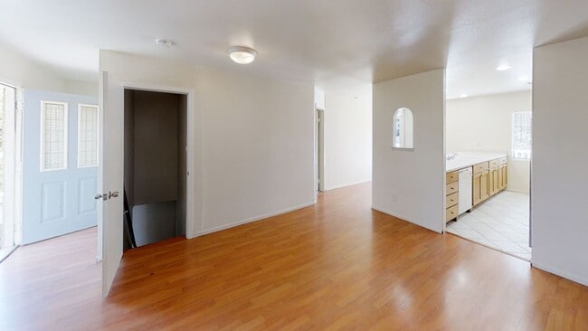 Building Photo - 7BD/3BA, Large Decks!