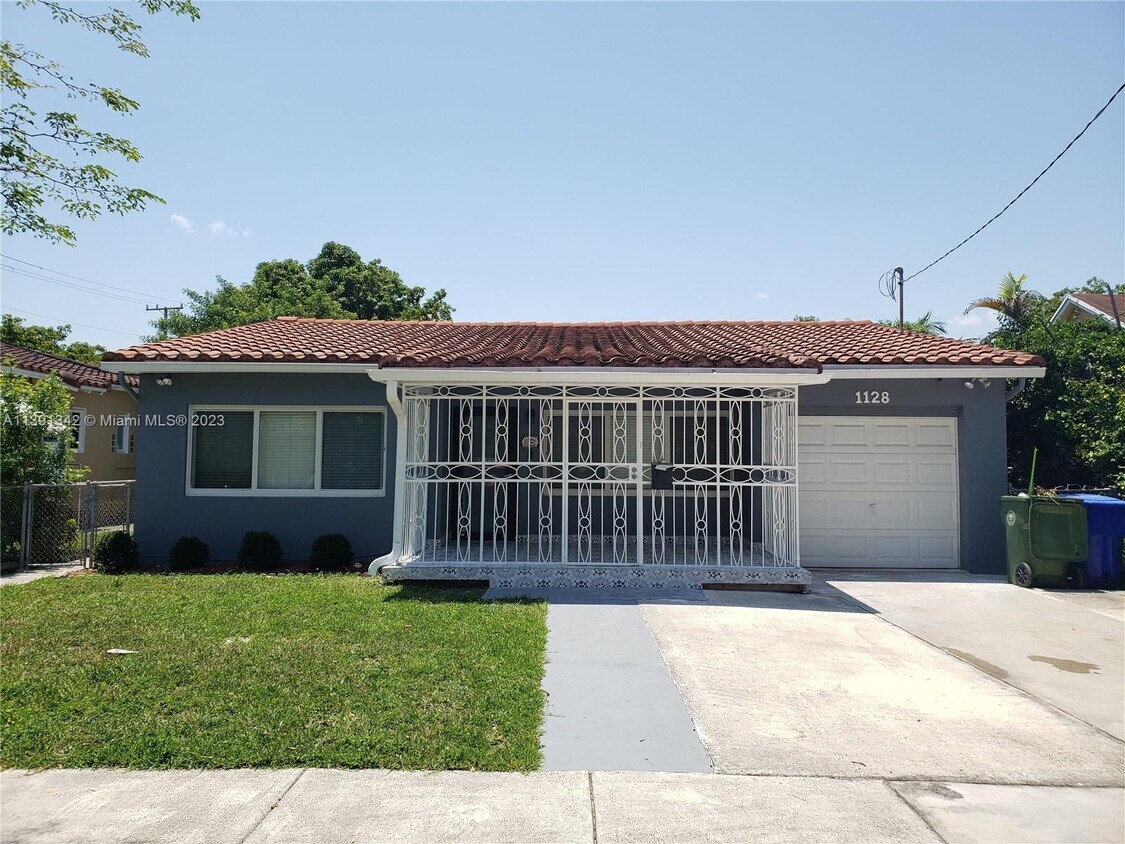 Primary Photo - 1128 SW 21st Ave