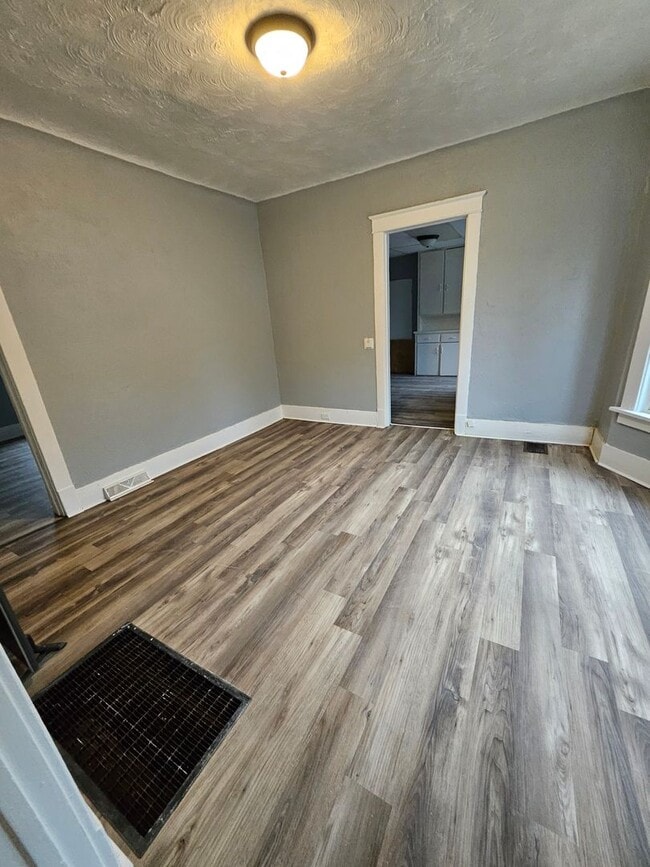 Building Photo - Lower 3 bedroom unit