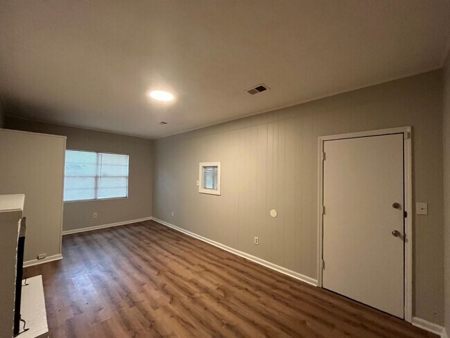 Building Photo - Cozy Home located off Buena Vista Road