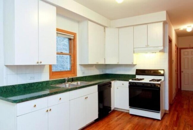 Building Photo - 3 bedroom in CHICAGO IL 60622