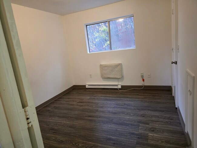 Foto del edificio - 26 Crandall Hill Rd