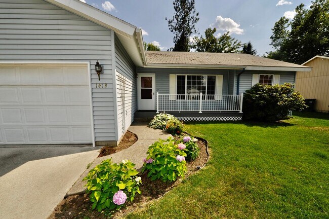 Building Photo - 3 bed 2 bath rancher